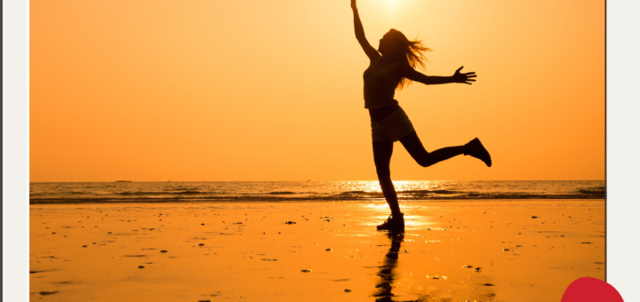 Una ragazza danza al tramonto.